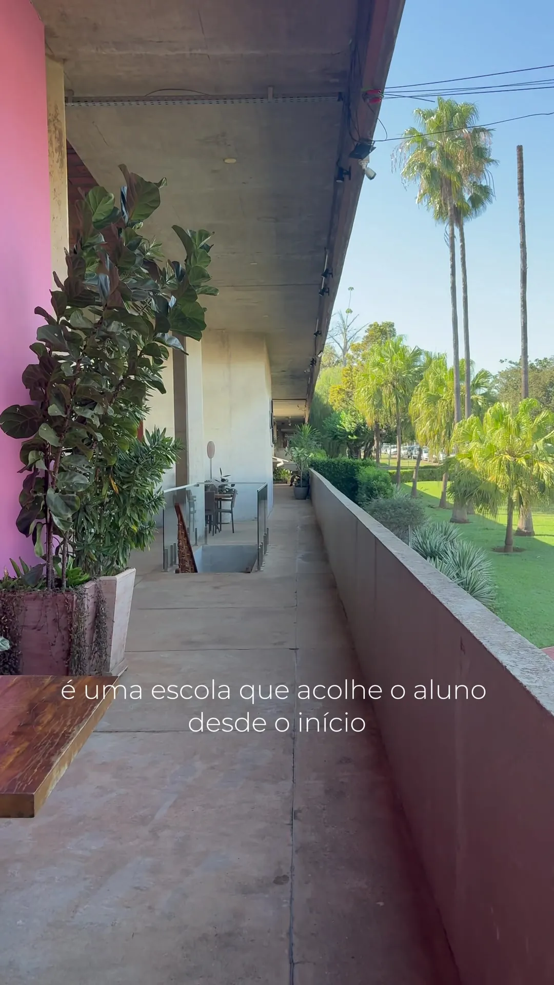 Professor da Arquitec em frente à escola, explicando como é o curso de Design de Interiores