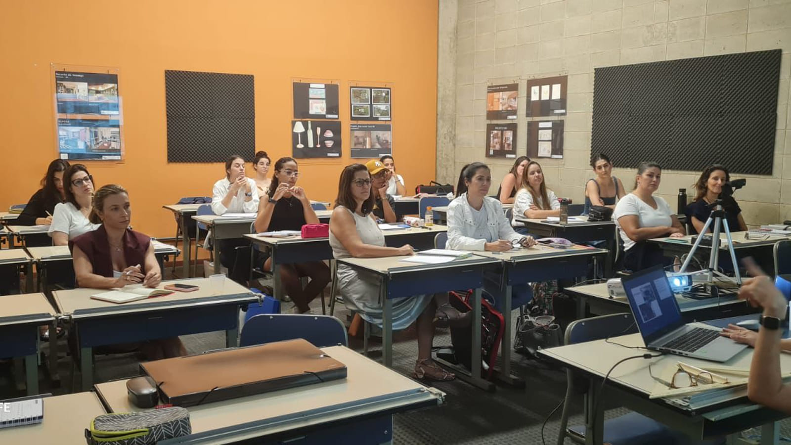 Card 04 – Sala cheia de alunos assistindo aula