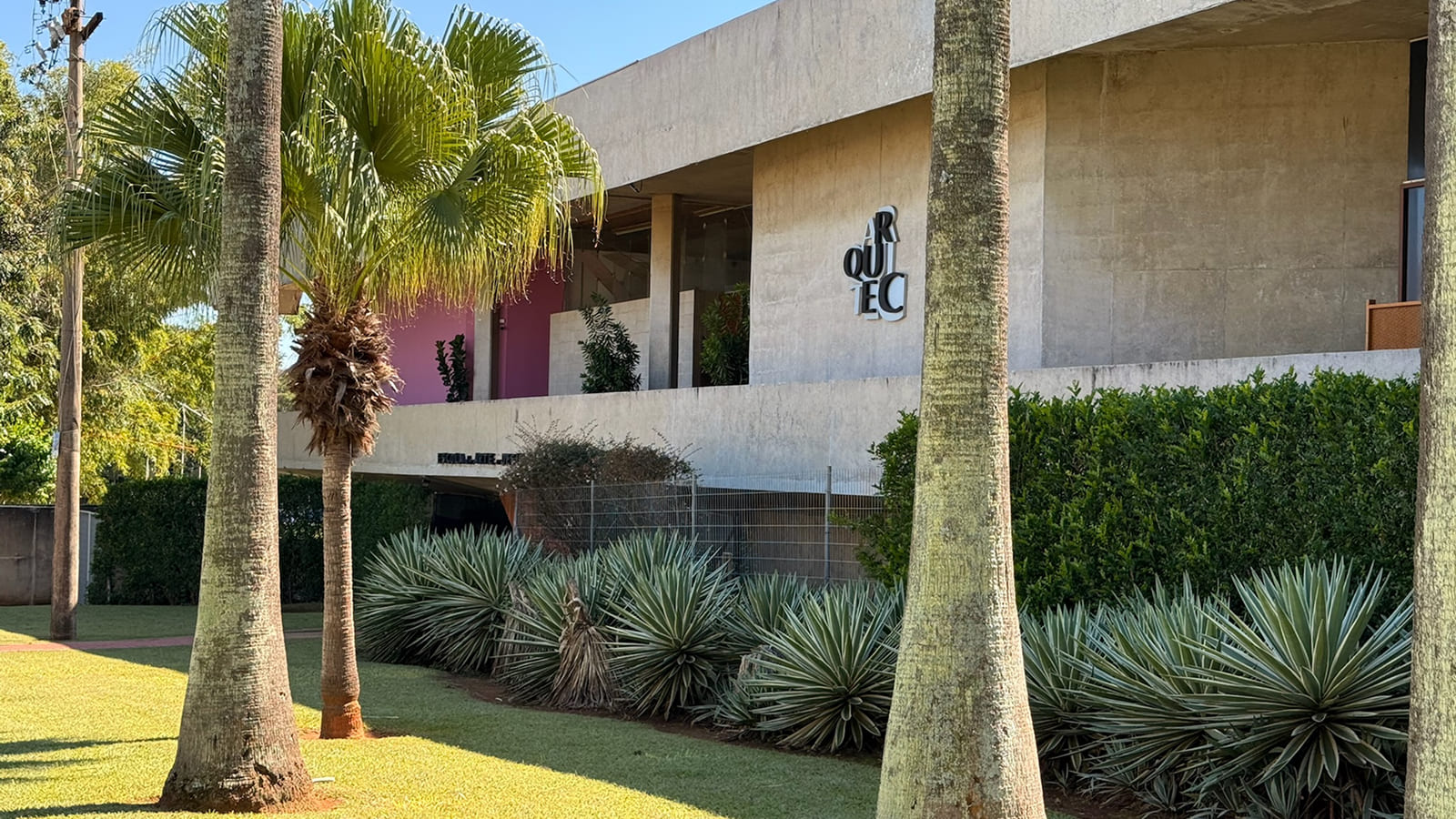 Card 01 – Fachada Arquitec com palmeiras