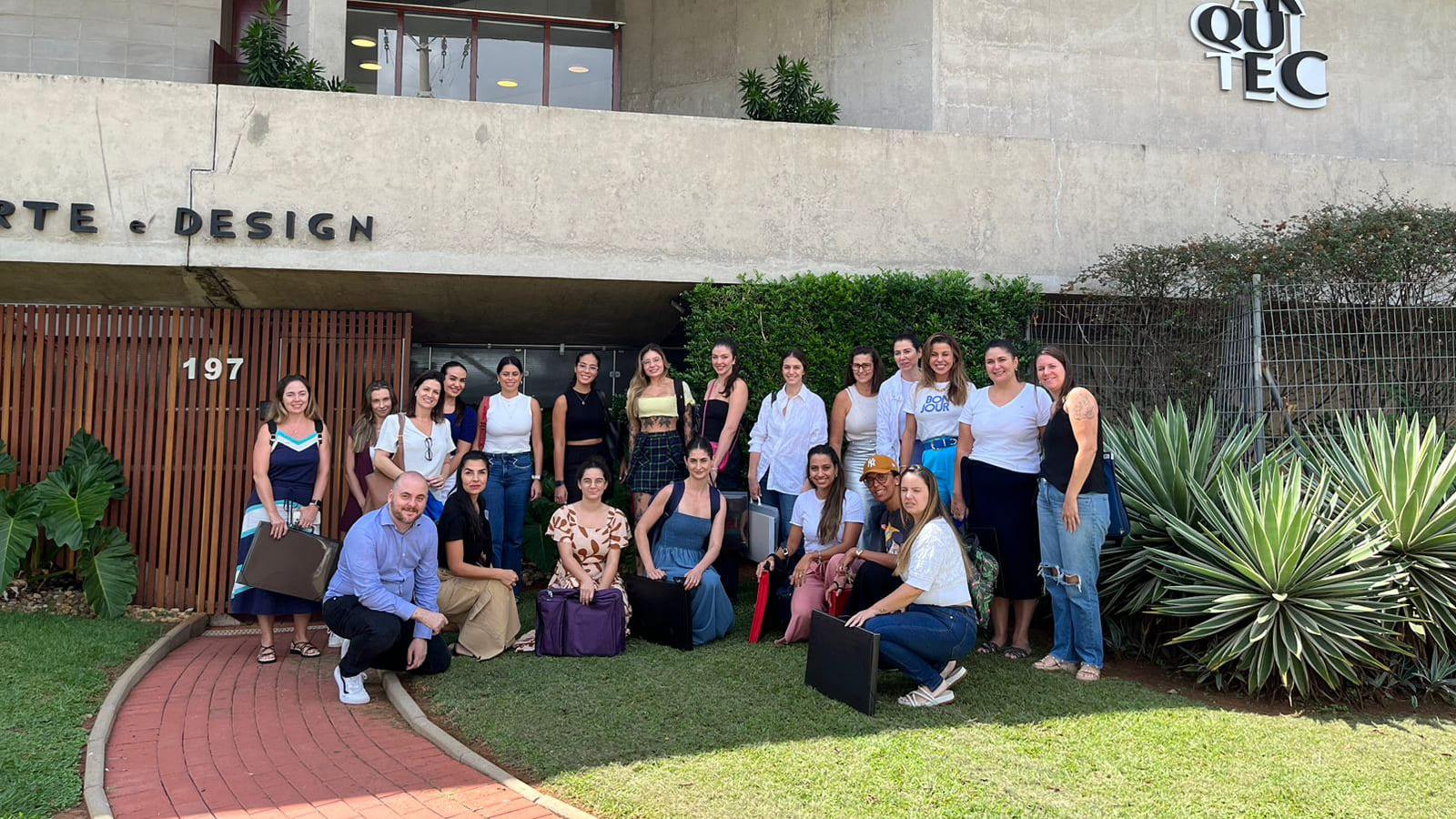 Card 02 – Fachada com grupo de alunos