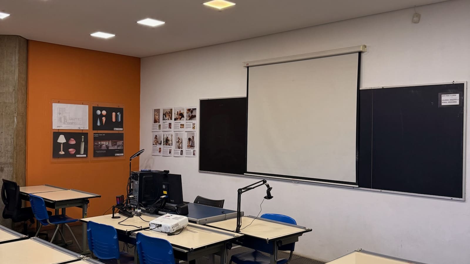 Card 06 – Sala de aula com projetor e mesas