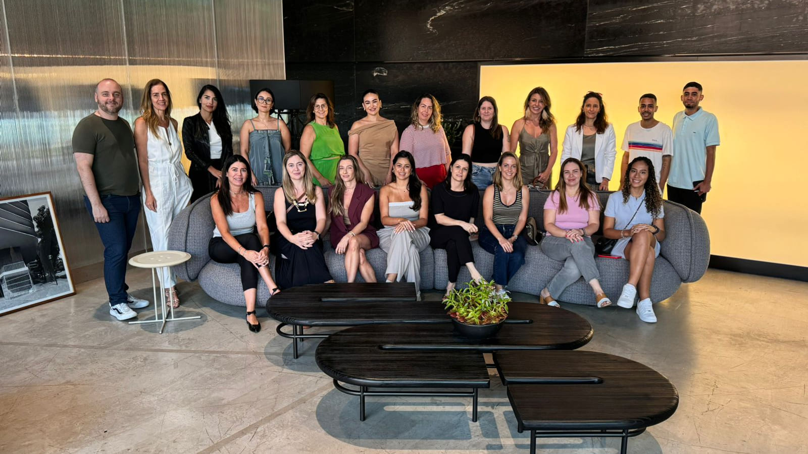 Card 03 – Grupo em ambiente corporativo